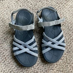 womens hiking sandals